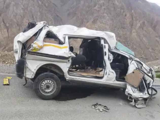 लद्दाख के मनाली-लेह हाईवे पर हादसा, कार पर पत्थर गिरा, 6 की मौत