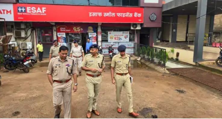 बैंक कर्मियों को कट्टा अड़ाकर बैग में भरवाया था सोना