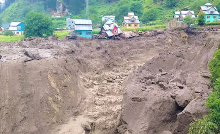 जम्मू-कश्मीर के किश्तवाड़ में बादल फटा, 12 लोगों की मौत