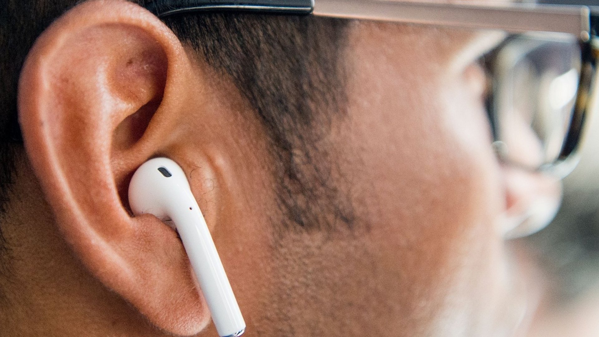 एयरपॉड्स के अत्यधिक उपयोग से सुनने की क्षमता पर असर, सोशल मीडिया यूज़र की चेतावनी