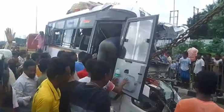 पश्चिम बंगाल के बर्धमान में भीषण बस हादसा, गंगा सागर स्नान कर लौटते समय 10 यात्रियों की मौत 