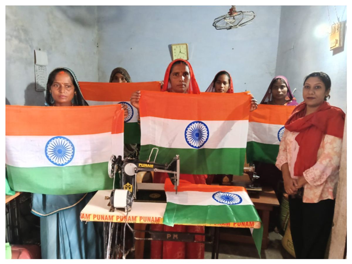 वाराणसी की महिलाओं ने बनाया इतिहास: 4.76 लाख तिरंगे, देशभक्ति और सशक्तिकरण की मिसाल