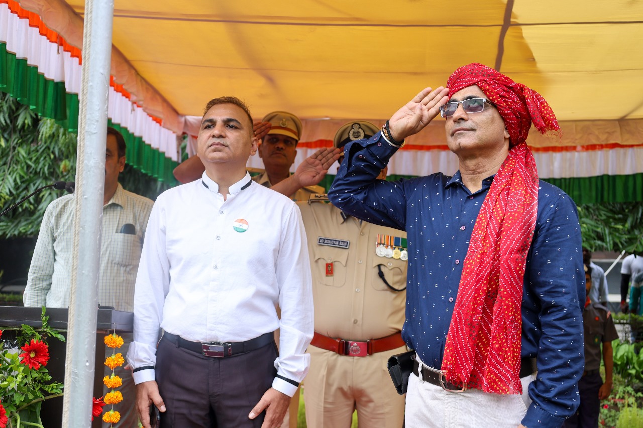 जबलपुर: डीआरएम ऑफिस सहित पूरे मंडल पर जगह-जगह शान से फहराया गया तिरंगा झंडा