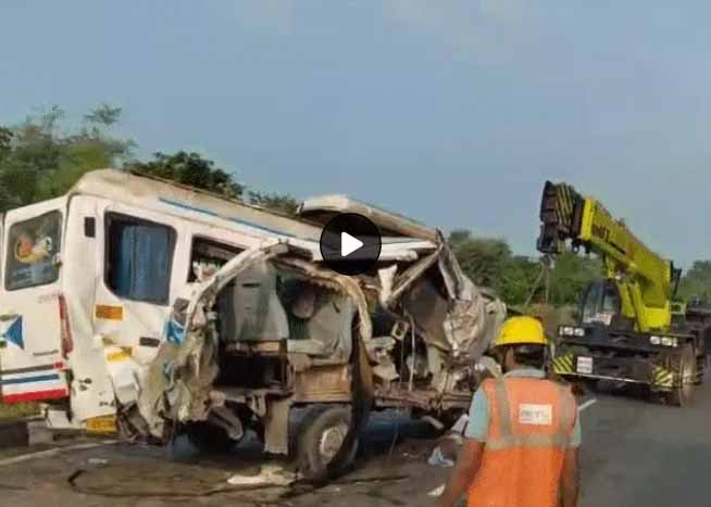 एमपी : ट्रैवलर डिवाइडर तोड़कर ट्रक से भिड़ी, 4 की मौत, 7 गंभीर, गुजरात का म्यूजिशियन ग्रुप वाराणसी से लौट रहा था