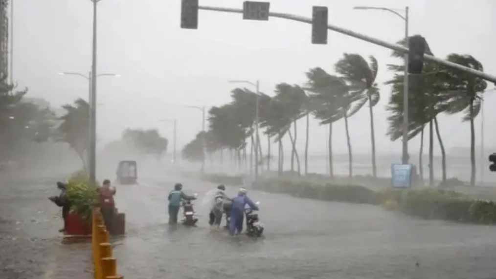 महाराष्ट्र : भारी बारिश का कहर, मुंबई हुआ जलमग्न, रेड अलर्ट जारी, भूस्खलन से 2 की मौत