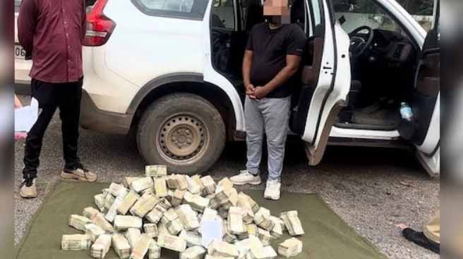 कार ने उगले 4 करोड़ कैश, सीट के नीचे छिपाए थे 500-500 के बंडल, गुजरात के 2 युवक गिरफ्तार