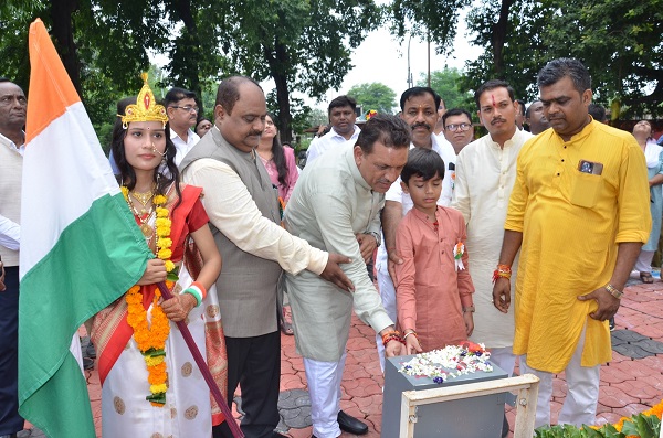 सबसे ऊँचा तिरंगा फहराकर महापौर जगत बहादुर सिंह अन्नू