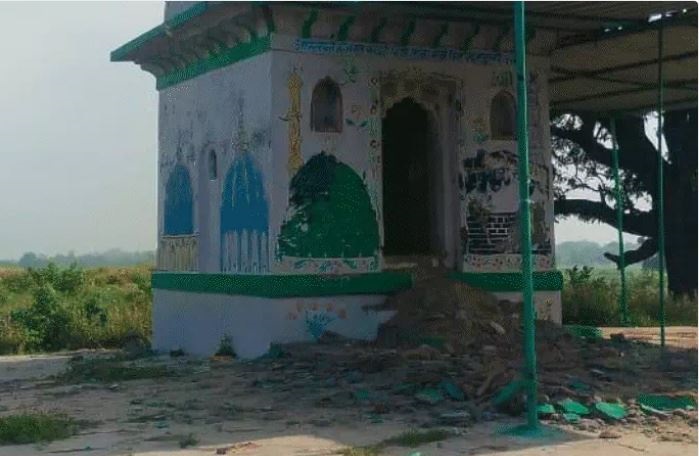 MP: रीवा में गाजी मियां की मजार क्षतिग्रस्त कर धार्मिक झंडा फहराया