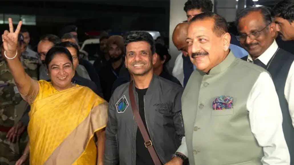 देश के अंतरिक्ष हीरो शुभांशु शुक्ला दिल्ली पहुंचे  एयरपोर्ट पर स्वागत करने पहुंची सीएम और केंद्रीय मंत्री