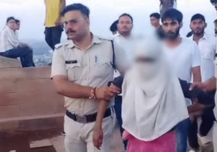 एमपी: ग्वालियर के किले से छात्रा कूदी, झाडिय़ों में जाकर अटकी