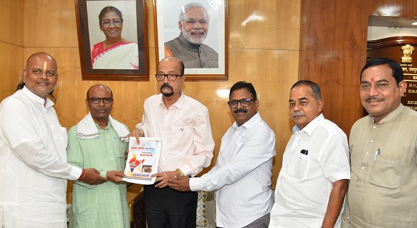 राज्यपाल श्री डेका से सहकार भारती संस्था छत्तीसगढ़ के महासचिव ने की सौजन्य भेंट