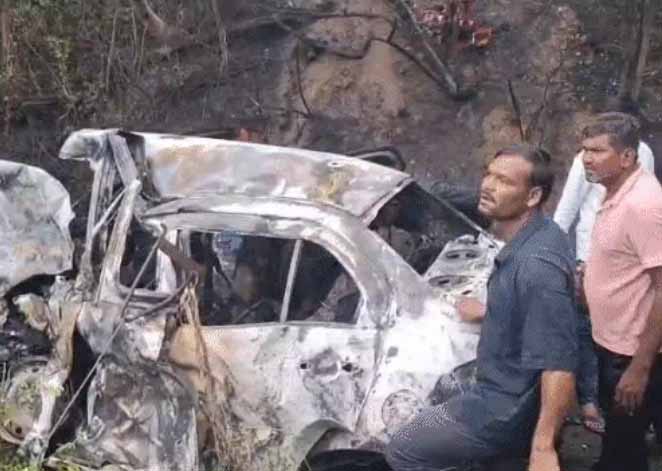 गुजरात में भीषण हादसा : दो कारें टकराने से 8 लोग जिंदा जलकर मृत, मृतकों में 10 माह की बच्ची भी शामिल