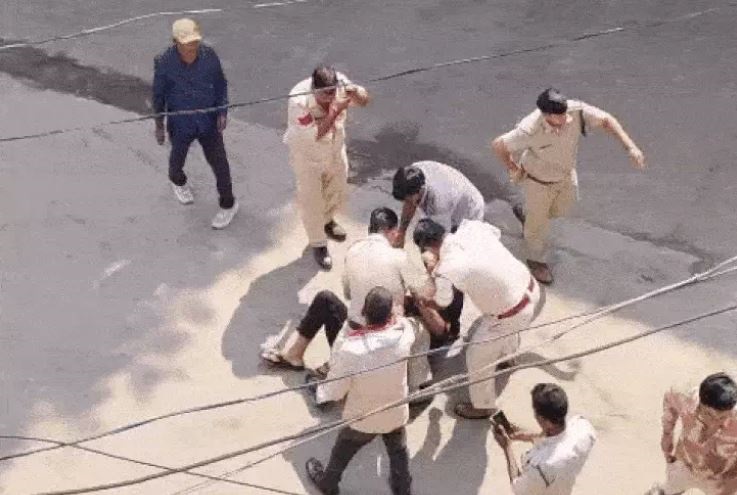 MP: नरसिंहपुर में पुलिस कर्मियों द्वारा व्यापारी की जा रही थी पिटाई
