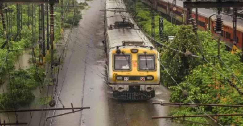 महाराष्ट्र: भारी बारिश का कहर, 12 की मौत, 16 लंबी दूरी की ट्रेनें रद्द