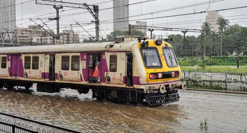 मुंबई में हालात बदतर, 24 घंटे में छह की मौत, हार्बर लाइन पर लोकल ट्रेन सेवाएं 15 घंटे बाद बहाल