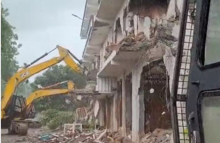 MP: भोपाल में सरकारी जमीन बनी मछली परिवार की कोठी धराशायी