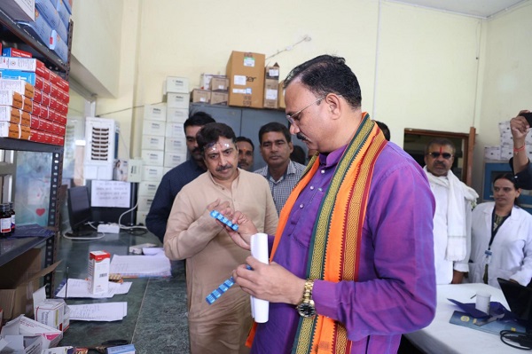 रायपुर: स्वास्थ्य मंत्री श्याम बिहारी जायसवाल ने प्राथमिक स्वास्थ्य केन्द्र जेवरा का किया आकस्मिक निरीक्षण