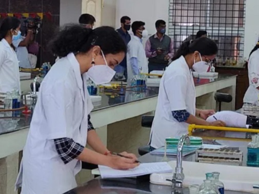 #NEET2026Prep मेडिकल स्टूडेंट्स ने शेयर किए अपने रिवीजन शेड्यूल और लास्ट-मिनट ट्रिक्स 