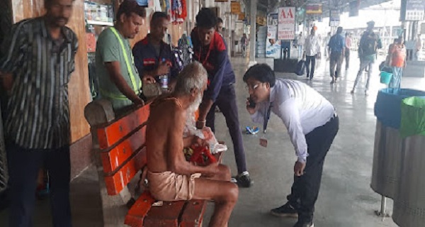 जबलपुर: रेलवे स्टेशन पर बुजुर्ग को आया चक्कर, रेलवे स्टाफ ने पहुंचाया अस्पताल