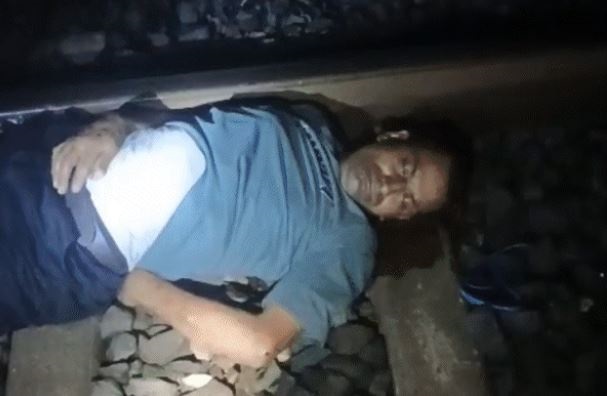 MP: नर्मदापुरम में चलती ट्रेन से गिरा सेना का जवान