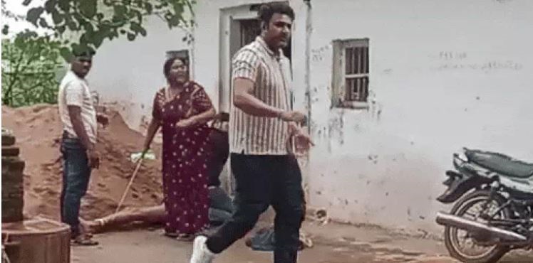 MP: शिवपुरी में पत्नी-बेटों ने रिटायर्ड डीएसपी के पैरों को रस्सी से बांधकर घसीटा..!