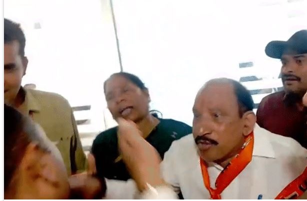 MP : जबलपुर में BJP के राष्ट्रीय अध्यक्ष की बैठक में जाने से सांसद सुमित्रा बाल्मीक को पुलिस ने रोका, गुस्साए कार्यकर्ताओं ने की नारेबाजी