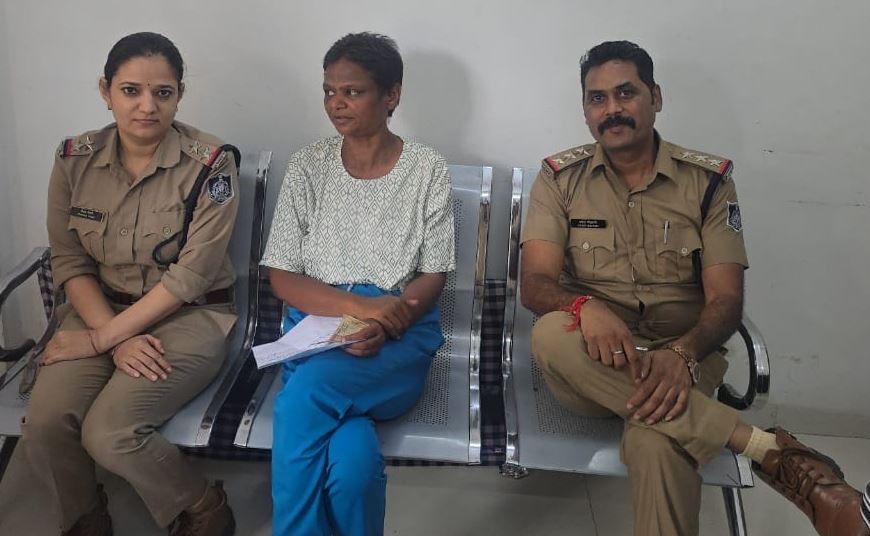 बदहवास हालत में घूम रही मानसिक रुप से कमजोर महिला का रांझी पुलिस ने किया रेस्क्यू, टीआई गोल्हानी ने दिखाई संवेदनशीलता