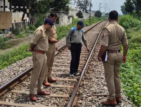 यूपी में ट्रेन पलटाने की साजिश, ट्रैक पर रखी लकड़ी की बेंच से टकराई पैसेंजर गाड़ी