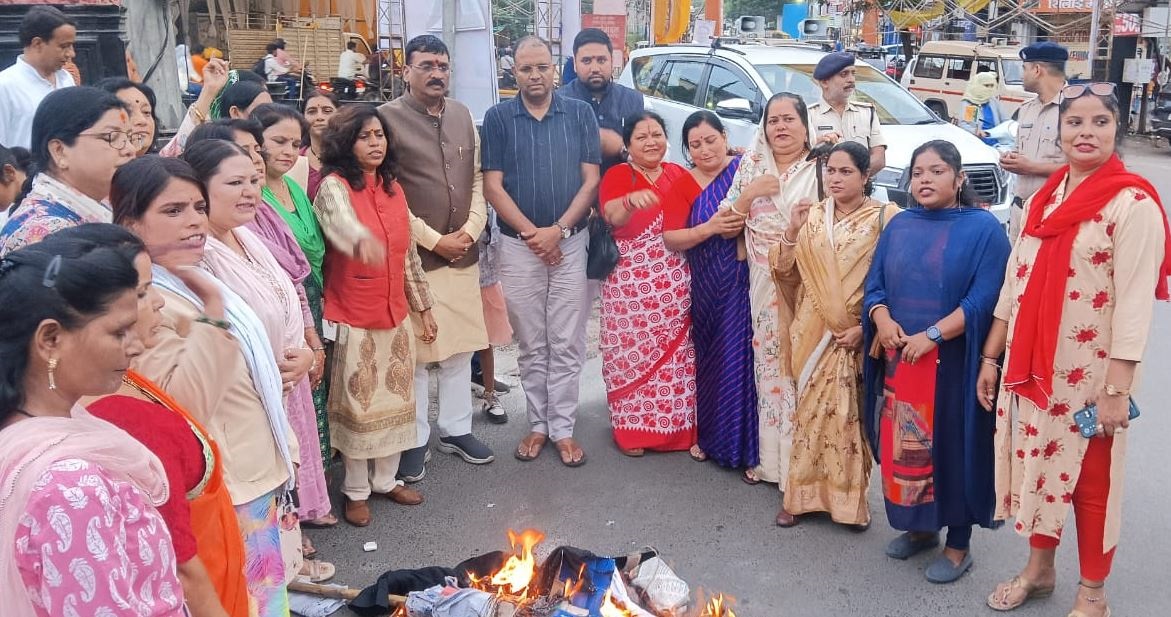 MP : जबलपुर में भाजपा महिला मोर्चा ने जलाया कांग्रेस अध्यक्ष जीतू पटवारी का पुतला