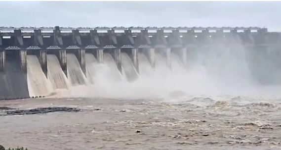 एमपी : जबलपुर में बरगी बांध के 9 गेटों से छोड़ा जा रहा पानी, नर्मदा के घाटों पर अलर्ट जारी 