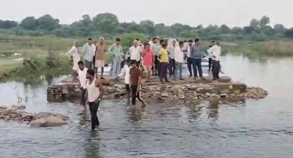 गूगल मैप ने फिर दिखाया जानलेवा मार्ग : टूटे पुल से नदी में बहे 9 लोग, 5 को बचाया, 1 का शव मिला, 3 लापता