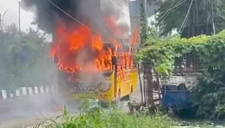 यूपी-मेरठ में स्कूली बस बनी आग का गोला, छुट्टी के बाद 18 बच्चों को घर छोड़ने जाते समय हादसा