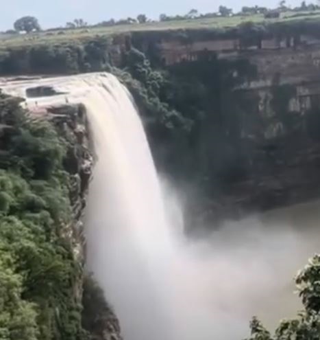 एमपी: रीवा में क्योंटी वॉटरफॉल में बही मां-बेटी, तीज पर स्नान के लिए गई थी