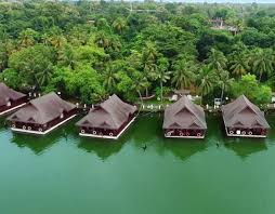केरल बैकवॉटर्स – God’s Own Country में हाउसबोट यात्रा और प्राकृतिक सुंदरता का अद्भुत अनुभव