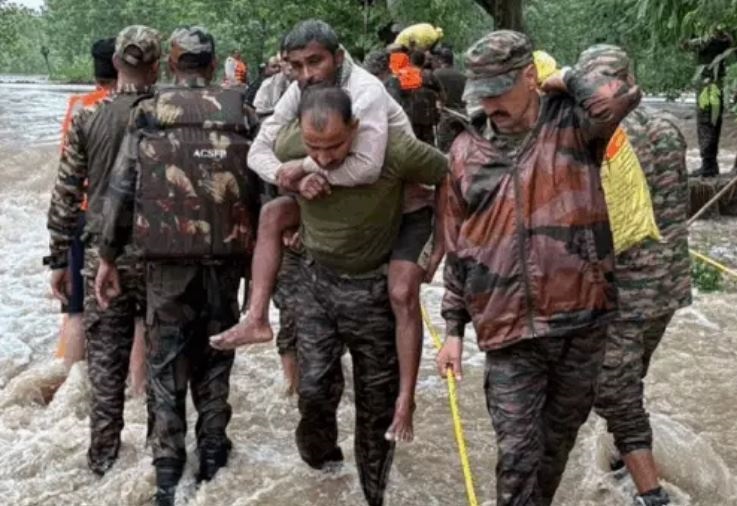 पंजाब के 7 जिलों में बाढ़, सेना पहुंची, एम्फीबियस गाडिय़ों से रेस्क्यू, ये जमीन-पानी दोनों पर चलती हैं