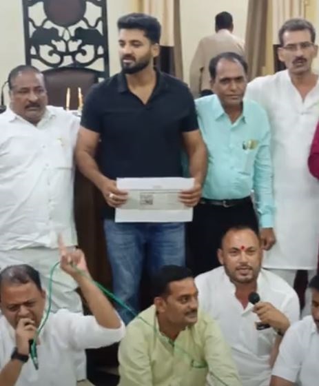 जबलपुर: नगर निगम में कांग्रेस पार्षदों ने दिया धरना, प्रदर्शन कर कहा शहर में कचरा कलेक्शन सिस्टम ठप, महापौर बोले. राजनीति कर रहे