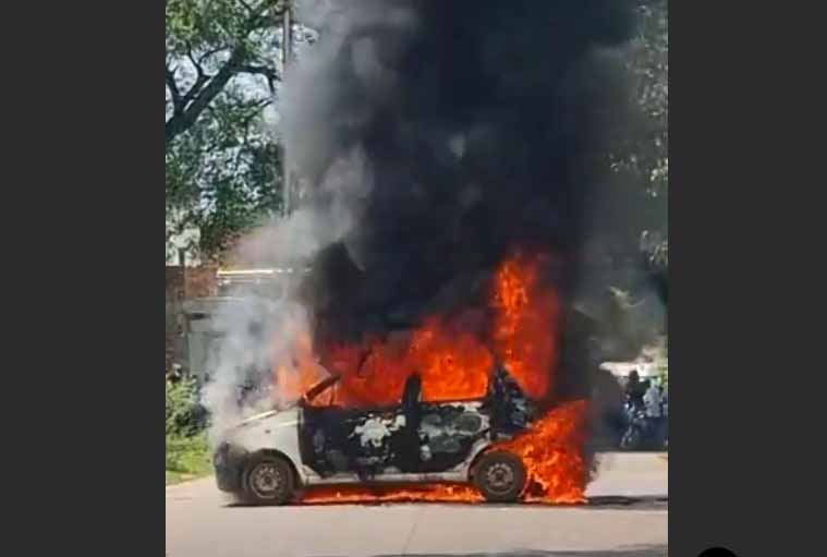 कटनी-शहडोल हाईवे पर अचानक धू-धू कर जली कार, एक घंटे तक यातायात रहा बाधित