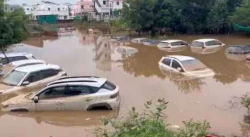 गुजरात: भारी बारिश से जनजीवन प्रभावित, साबरकांठा के हिमतनगर में कई गाडिय़ां पानी में डूबी