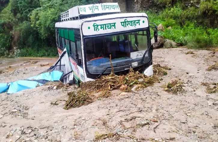 हिमाचल के मंडी में बादल फटने से कई गाडिय़ां बहीं, चंडीगढ़-मनाली फोरलेन फिर बंद