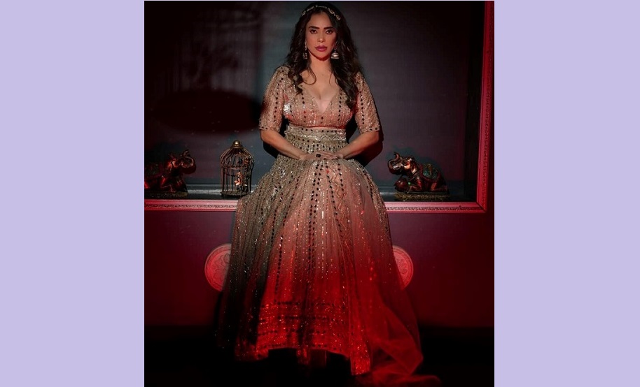 गोल्डन शिमर लुक में निकिता रावल ने किया फैशन रडार को रोशन