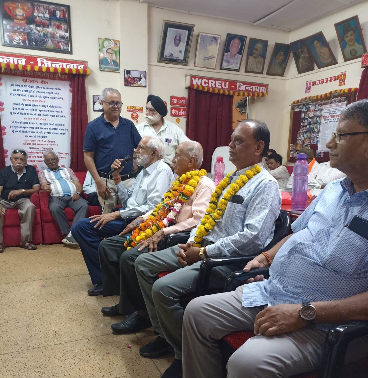 जबलपुर: रेलवे के रिटायर्ड एम्पलाइज संगठन ने 94 वर्षीय पूर्व लोको पायलट का किया सम्मान