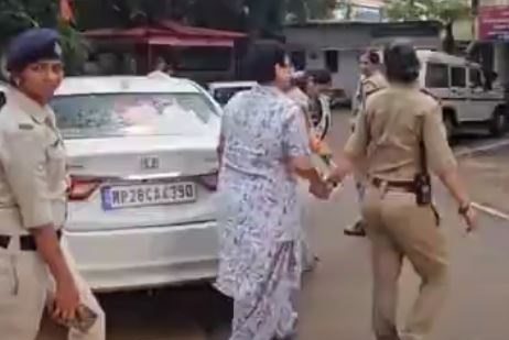 एमपी: छिंदवाड़ा में गुलाबी गैंग की कमांडर को पुलिस ने हिरासत में लिया