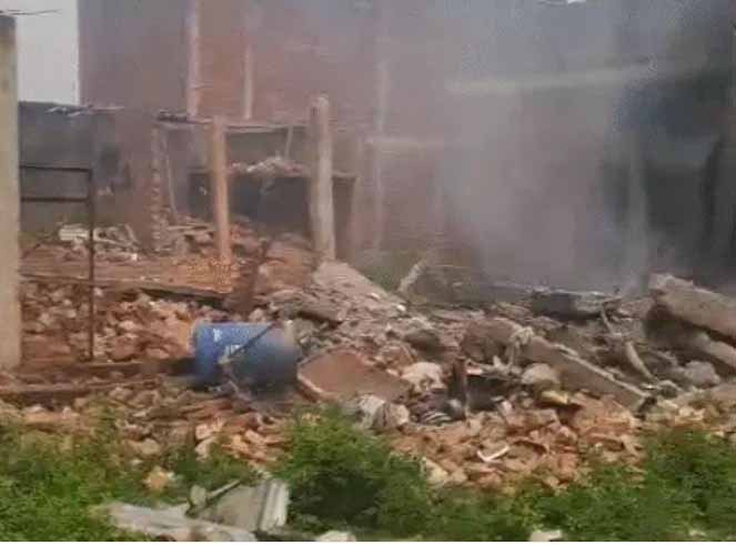 यूपी : लखनऊ में पटाखा फैक्ट्री में धमाका, 4 की मौत, पड़ोसियों तक के घर टूटे