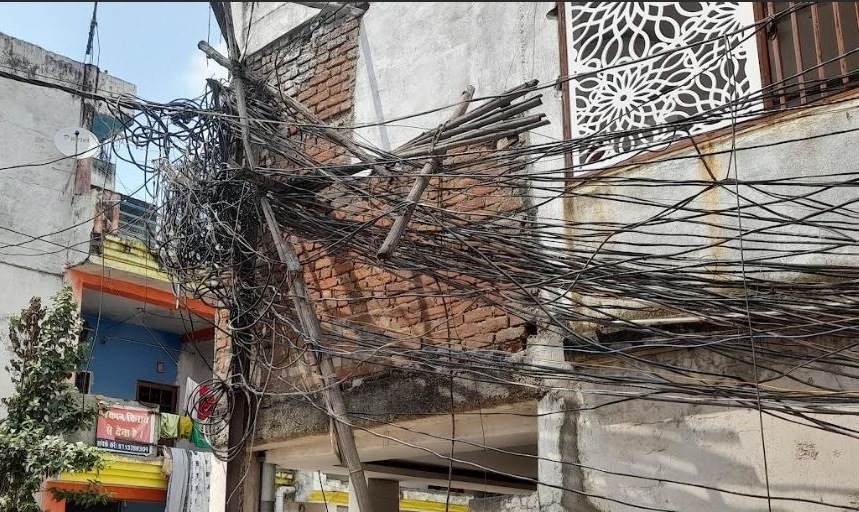 स्मार्ट मीटर लगाने की होड़, पर बुनियादी सुरक्षा से लापरवाही: दमोहनाका में बिजली के तारों का मकड़जाल बना खतरा