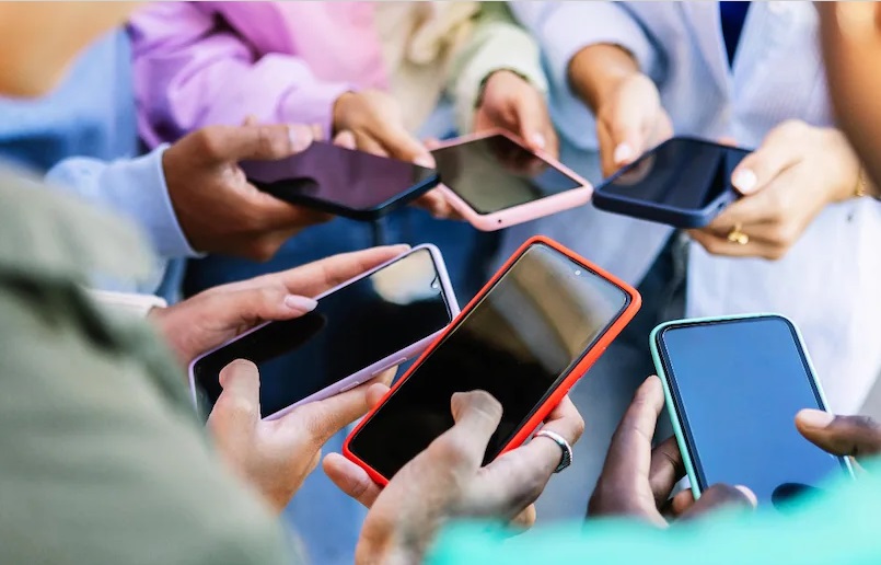 राजनीति का भविष्य सड़क किनारे लगे बैनरों या रैलियों में नहीं, बल्कि हाथ में थमे स्मार्टफोन की स्क्रीन पर तय होगा