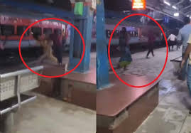रेलवे स्टेशन पर किन्नरों का आतंक, रोकने आए आरपीएफ इंस्पेक्टर से मारपीट कर दौड़ाया