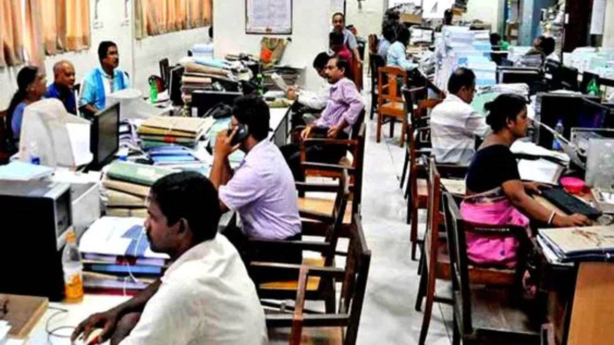 महाराष्ट्र में निजी क्षेत्र के कार्य घंटों की बढ़ोतरी पर छिड़ा विवाद सोशल मीडिया पर विरोध की बयार