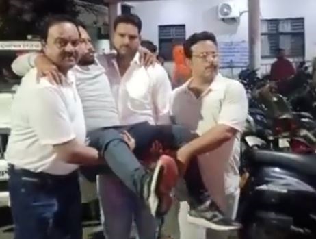 पुलिस कर्मियों ने वकीलों के साथ की मारपीट, हाथ, पैर में आई गंभीर चोट, थाना के बाहर अधिवक्ताओं ने किया प्रदर्शन