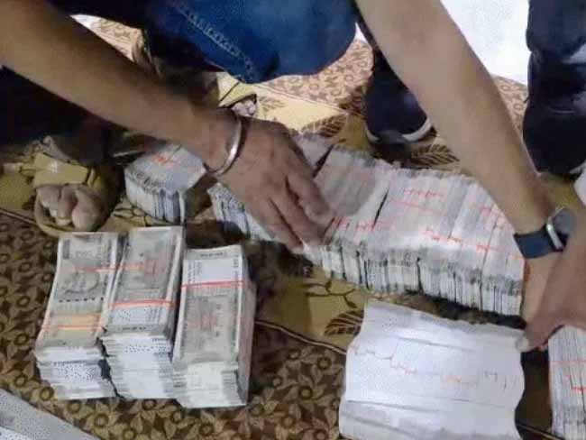 गुजरात के बनासकांठा में नकली नोट की फैक्ट्री पकड़ी, 40 लाख के नोटों के साथ 2 गिरफ्तार