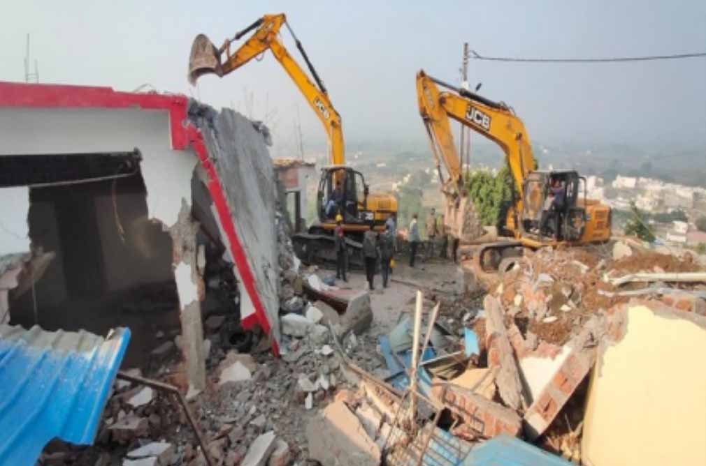 एमपी में बीजेपी नेता के घर पर प्रशासन ने चलवाया बुलडोजर, जनपद सीईओ को पीटने पर बड़ी कार्रवाई
